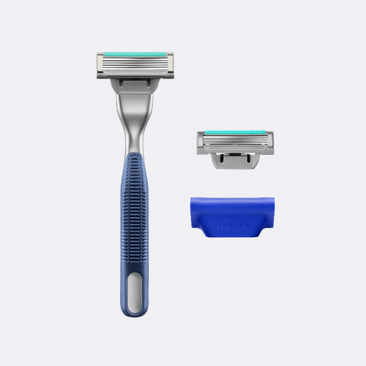 Harry's Plus Razor in the color Tide next to an extra blade cartridge and the blade cover on a white background.